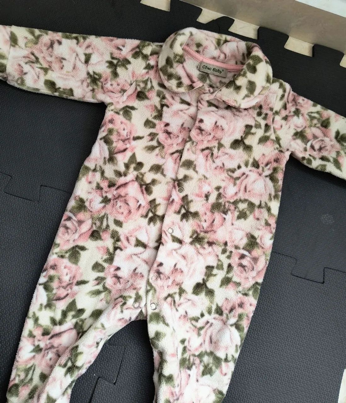 Macacão de bebê com estampa floral - Foto 2