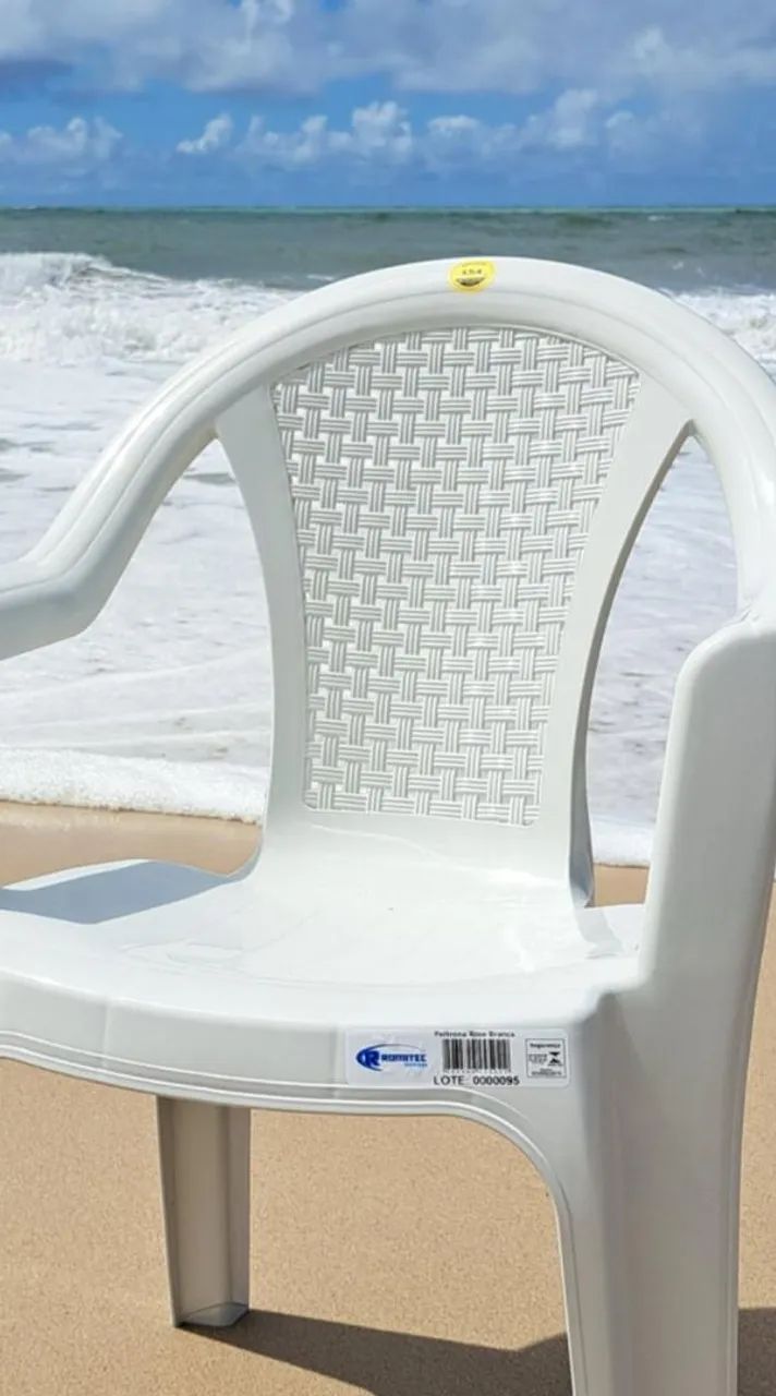 Cadeiras Plásticas Brancas Empilháveis - Foto 2