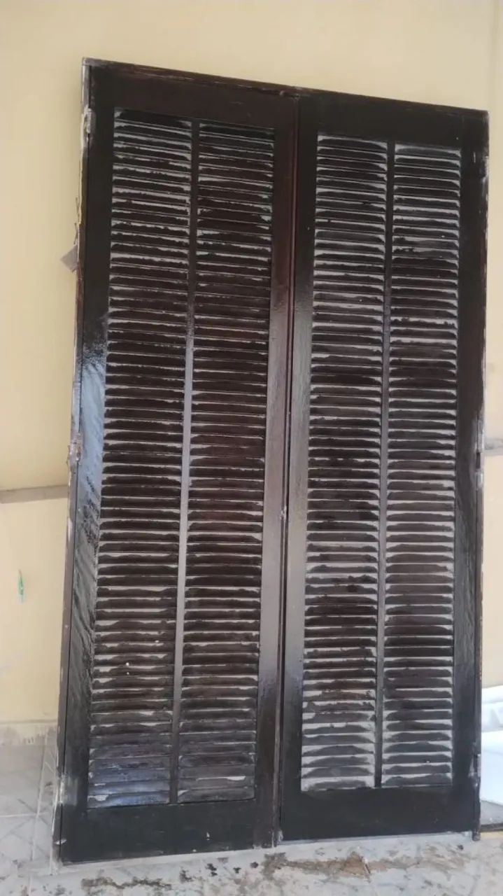 Portas Balcão de madeira com venezianas