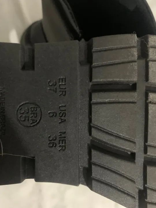 Bota Femenina Preta de Couro sintético com Fivelas - Foto 5