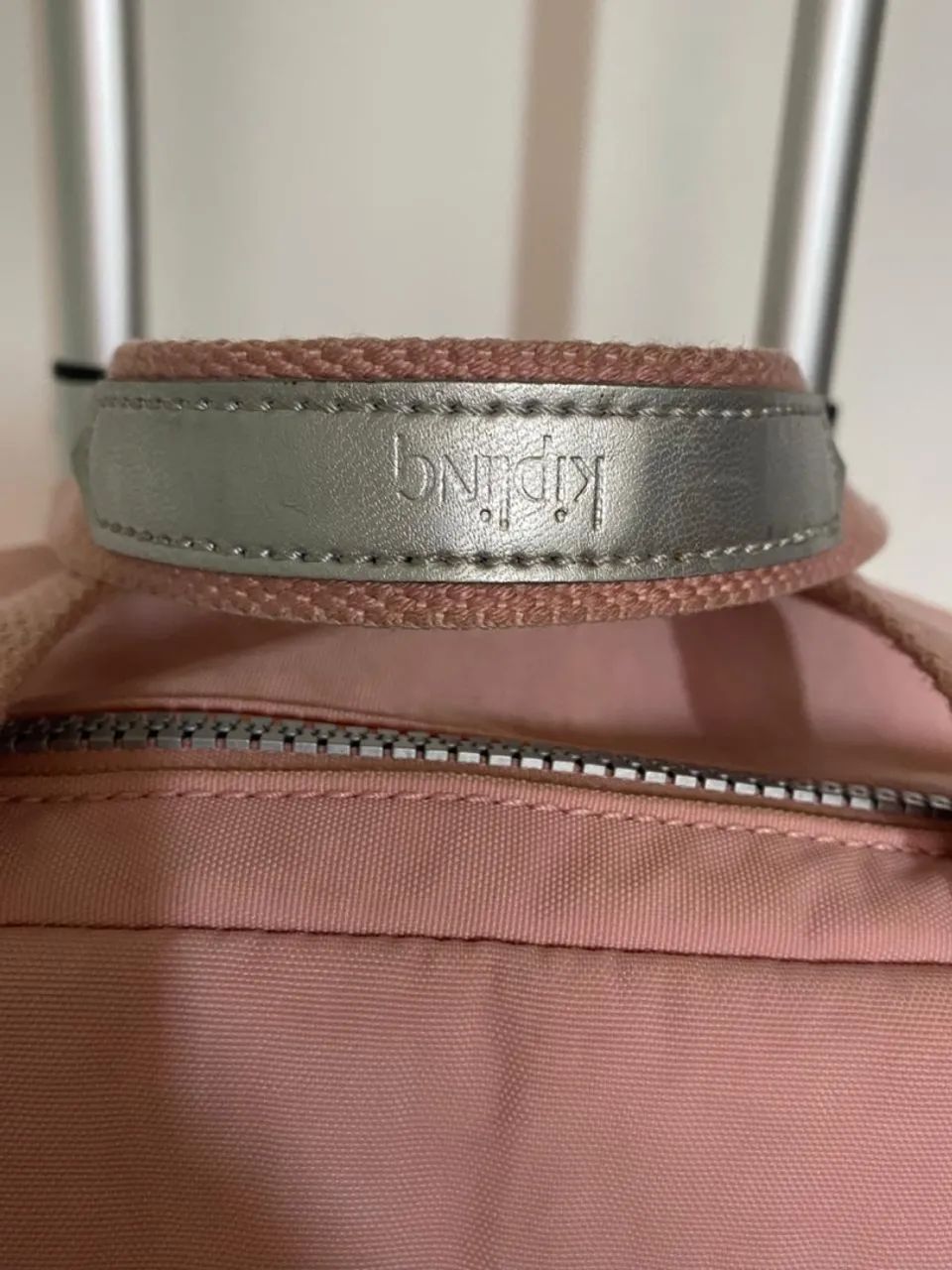 Jogo de Mochila de rodinha + Lancheira Kipling - cor Bridal Rosê  - Foto 2
