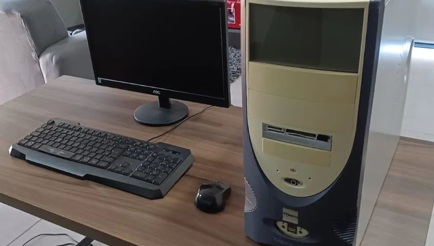 Computador completo (com mouse, teclado e monitor) AMD