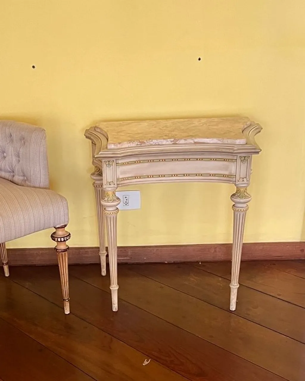 Mesa lateral no estilo Luís XVI com tampo em mármore Travertino. Estrutura em madeira