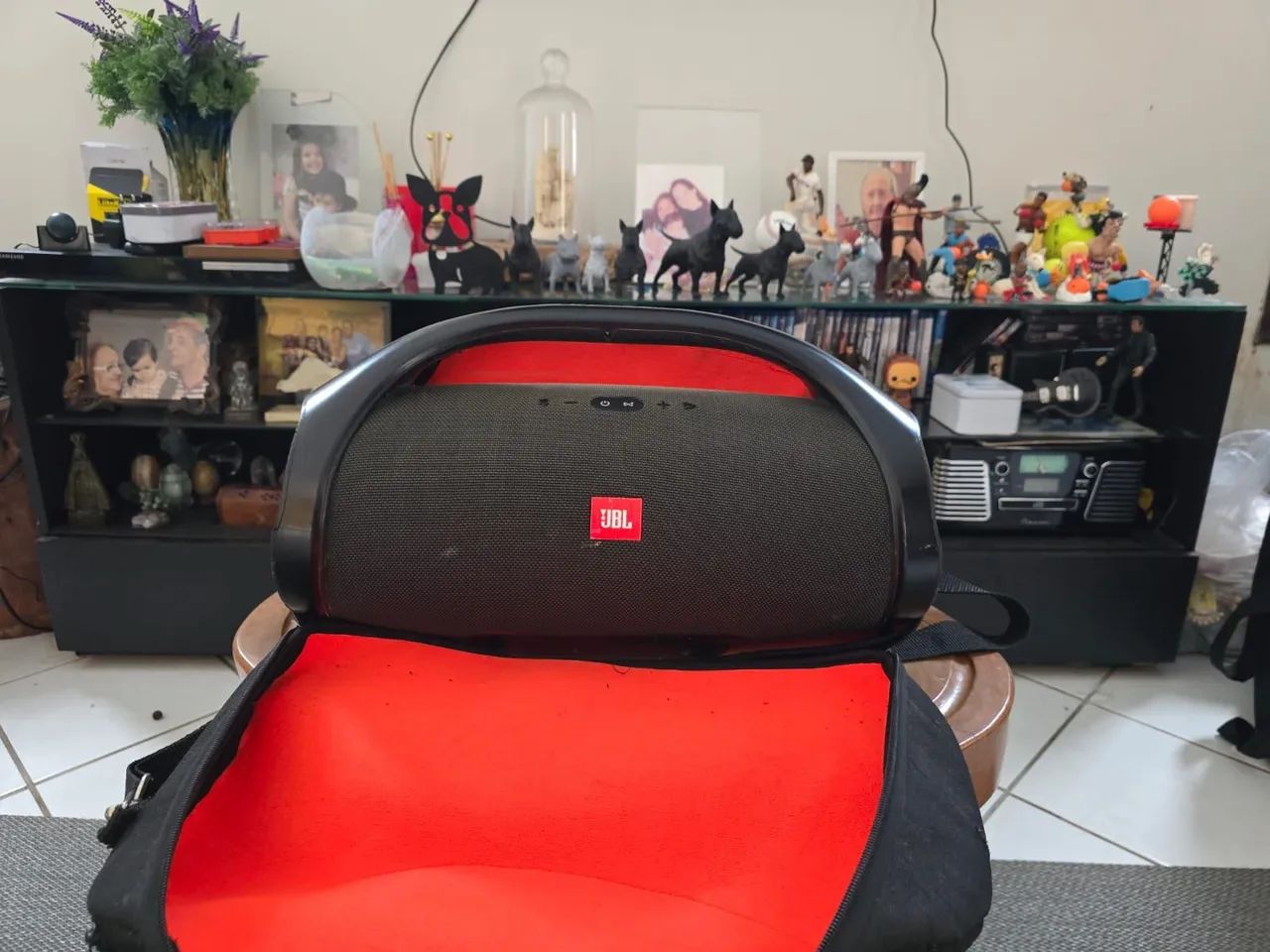 Caixa de Som JBL Boombox - Potente e com Bluetooth