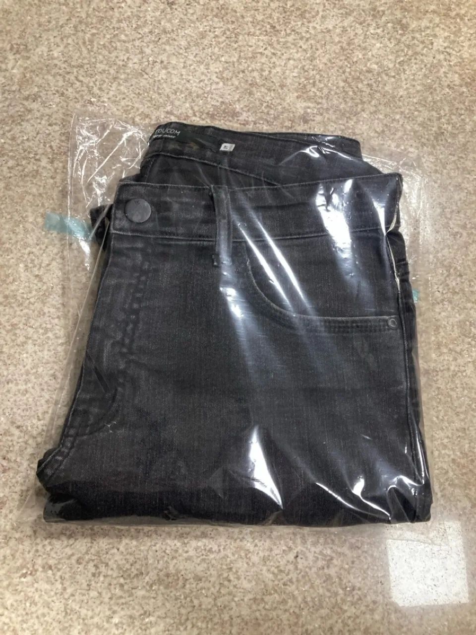Calça Jeans Preta com Detalhes Rasgados - Foto 4