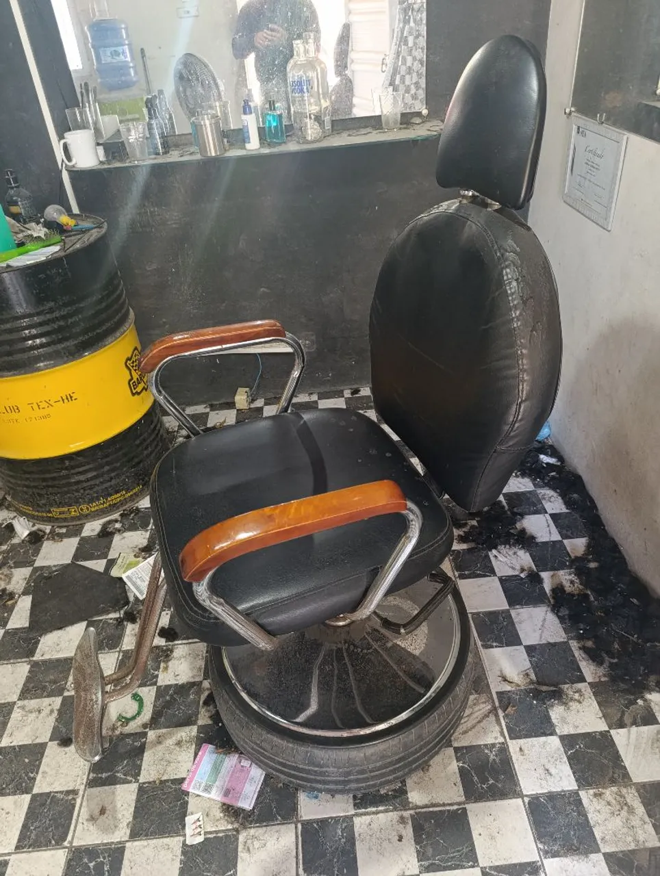 Cadeira de Barbeiro com Apoio de Pés + lavatório para barbearia