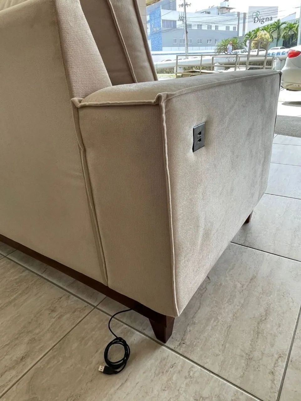 Sofá retrô com cento fixo e entrada USB 