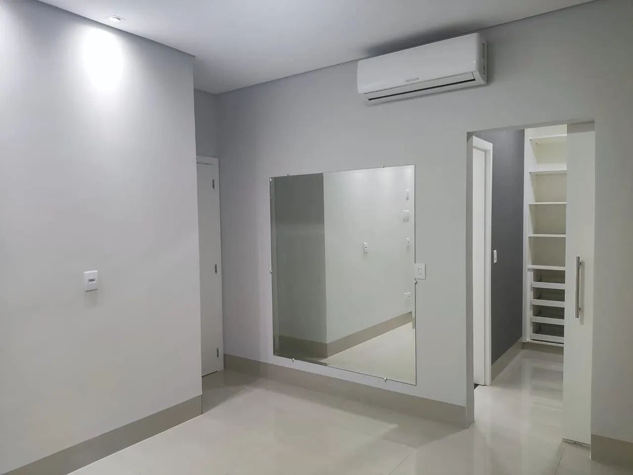 Alugo Casa Térrea no Condomínio Primor das Torres  R$ 8.500,00 - Foto 3