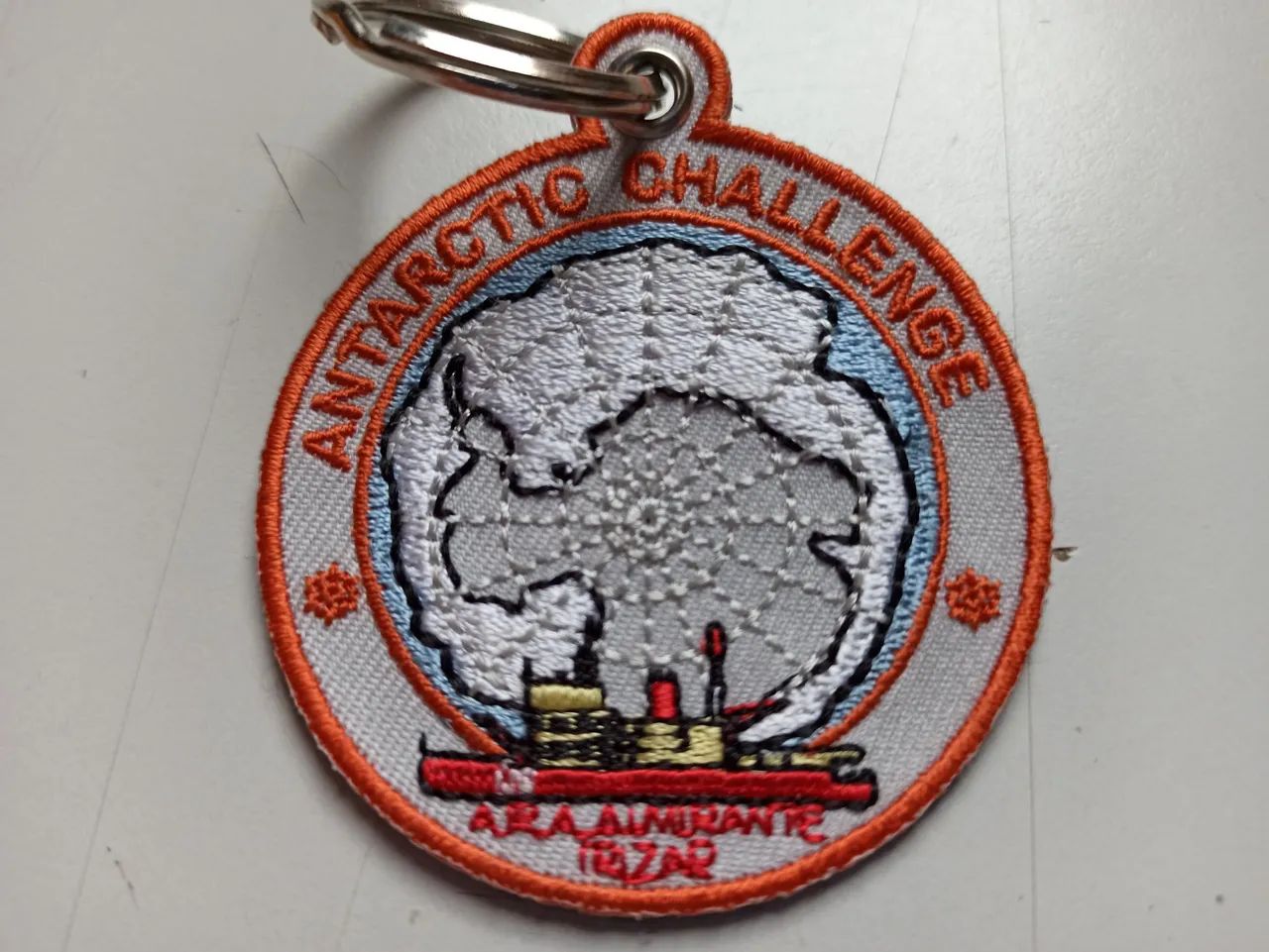 2 Chaveiros e 1 Pin Antarctica e Ushuaia  - Foto 2