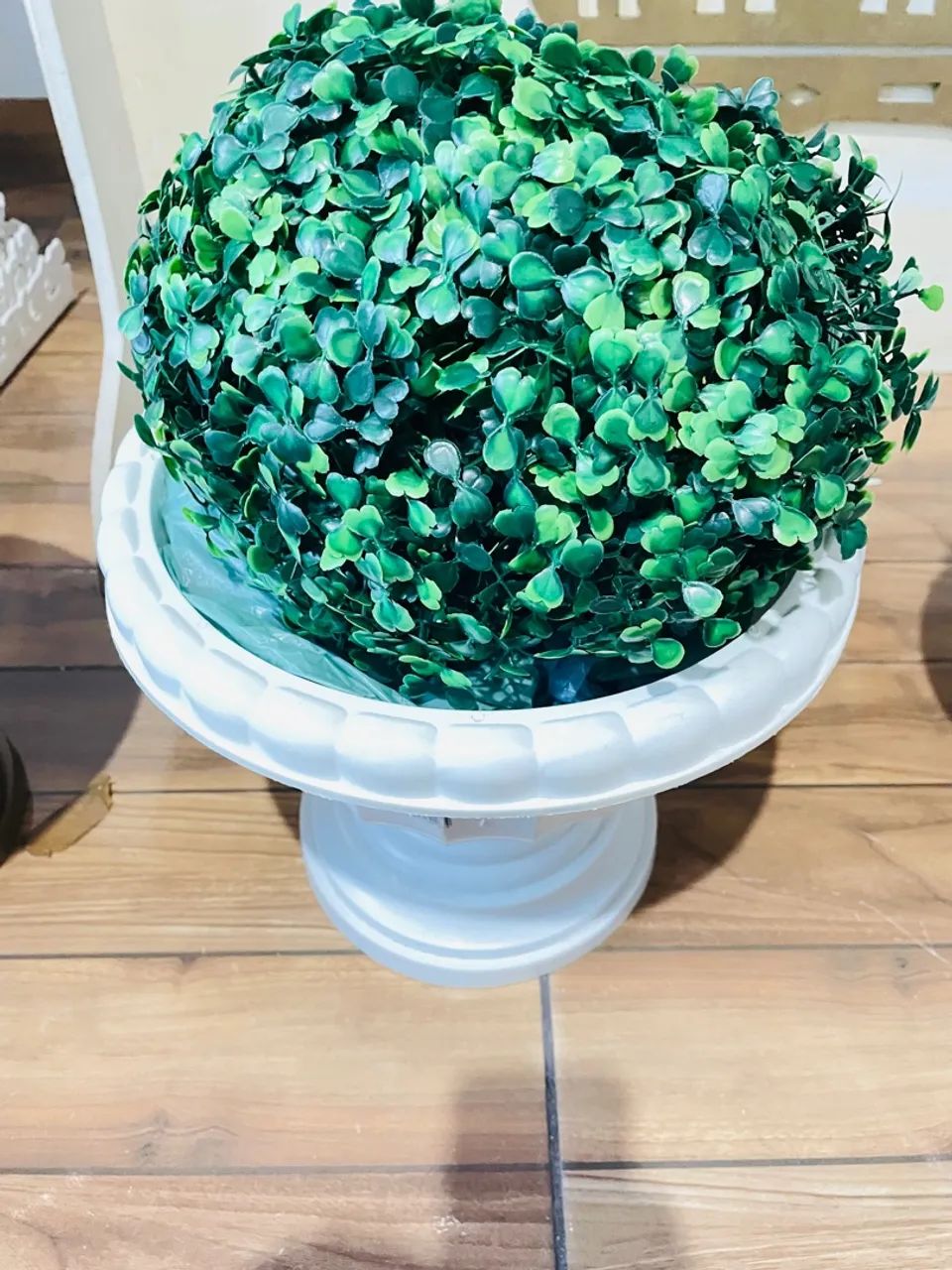 Par de Vasos Decorativos Dourados com Plantas Artificiais - Foto 4