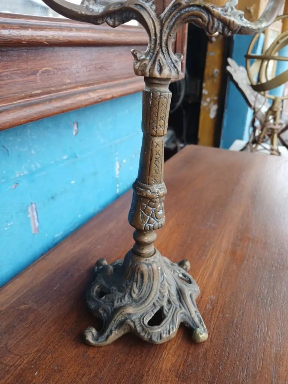 Candelabro Antigo 2 Braços Bronze Maciço - Foto 4