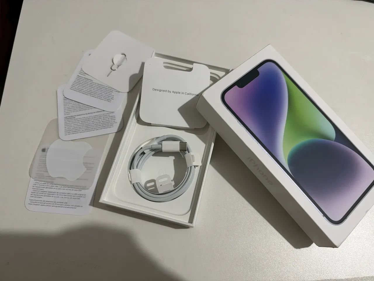 Caixa iPhone 14 com acessórios originais 