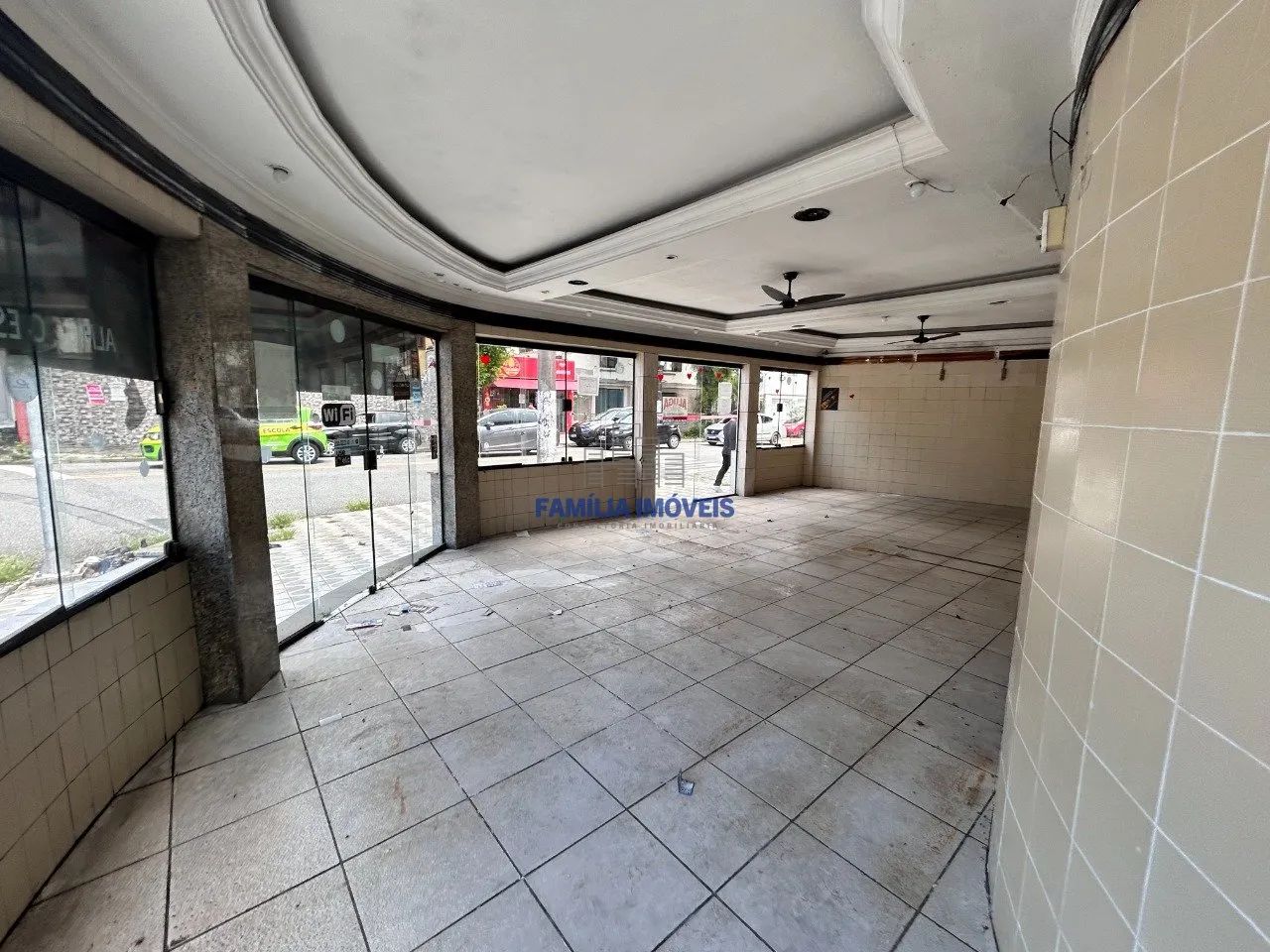 Loja comercial de esquina no Marapé em Santos SP