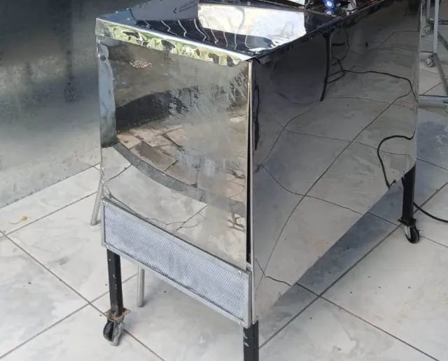 Bancada móvel em inox para alimentos.