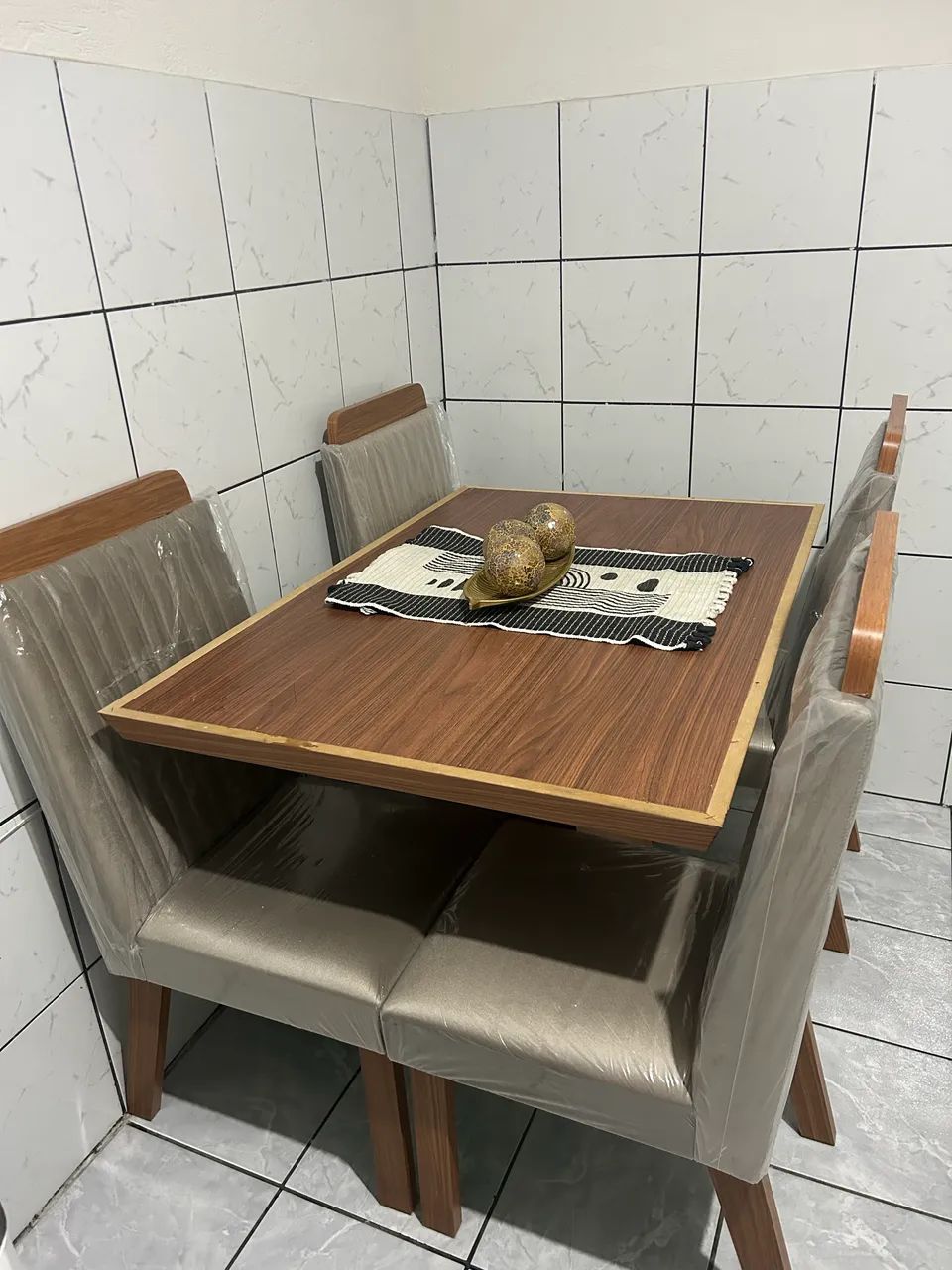 CONJUNTO DE MESA COM 4 CADEIRAS 465546556568381443