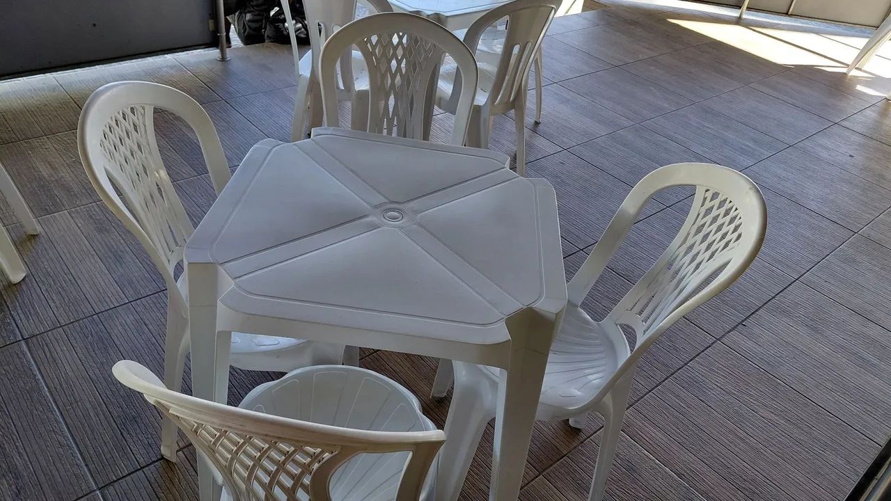 Jogo de mesa com 4 cadeiras de plástico branco - Foto 5