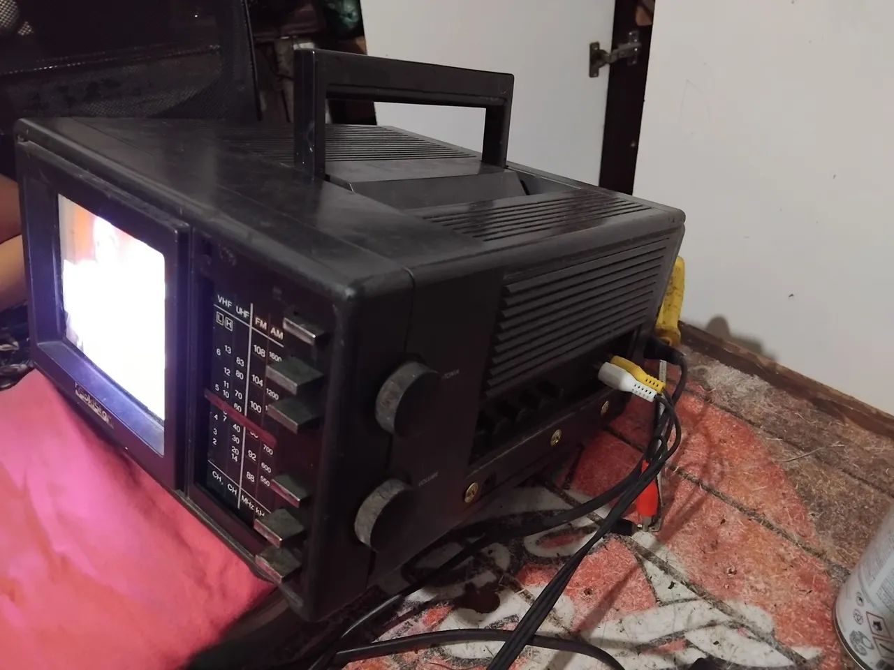 Tv colorida e radio am e FM funcionando 5 polegadas vai com receptor e controle - Foto 2