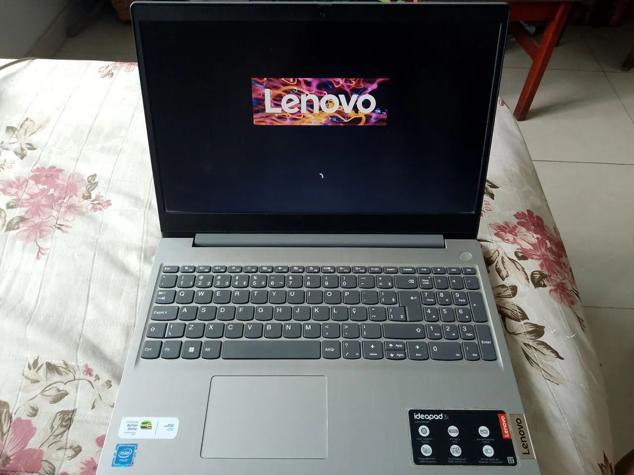 Vendo notebook Lenovo  - Foto 2