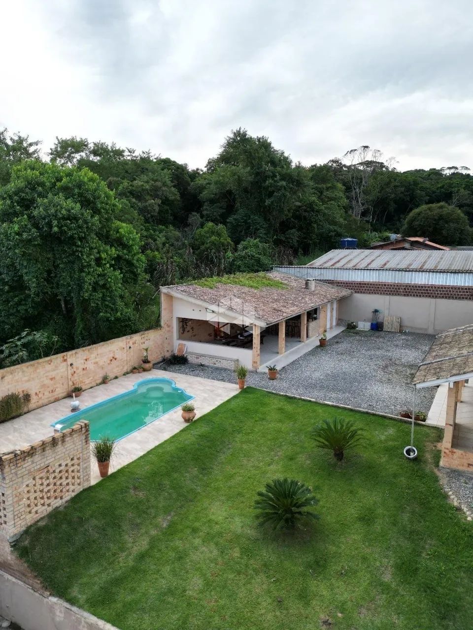 Residência ampla e completa com 333m² de área construída em terreno escriturado de 1.208m² - Foto 2
