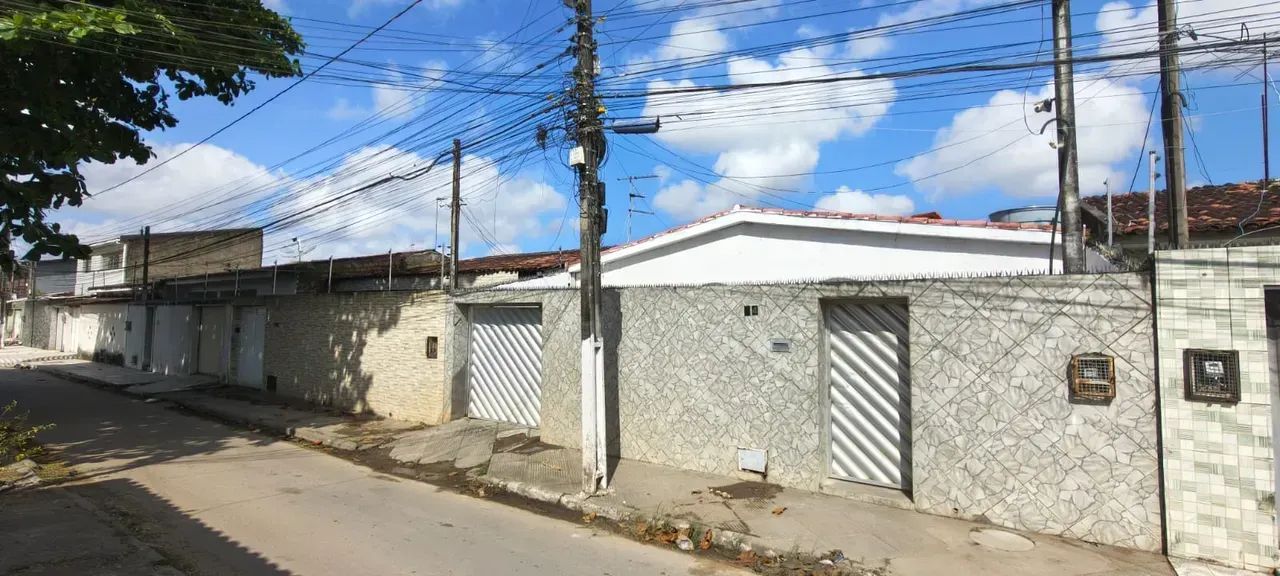 Casa possui 155m2 com 4 quartos em Benedito Bentes - Maceió - AL