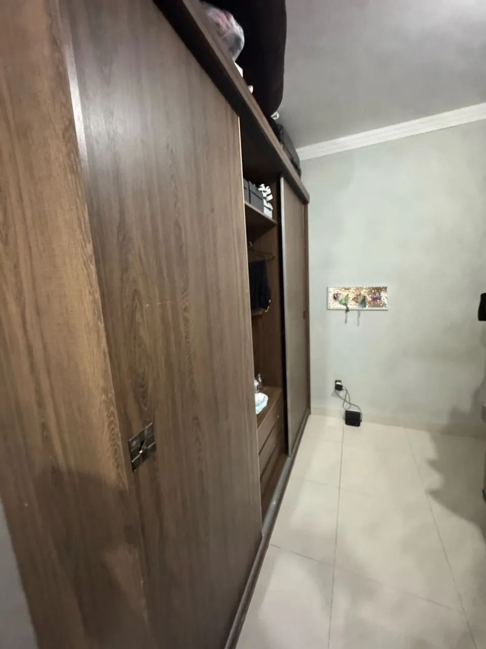 Vendo ou troco Guarda Roupas casal Grande - Foto 3