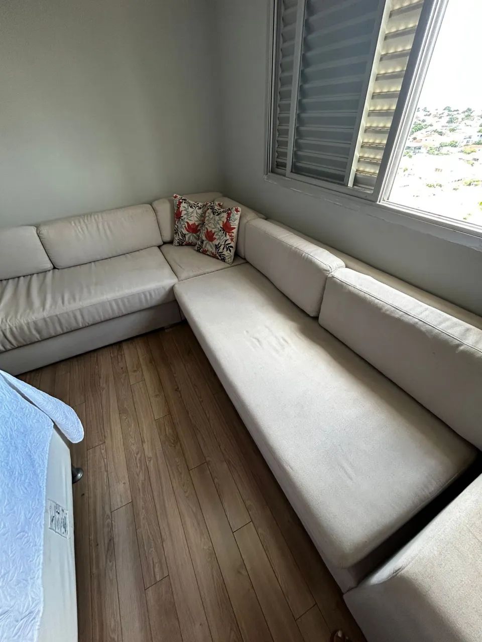 Vendo sofá tecido linho ,grande,elegante e resistente  - Foto 3