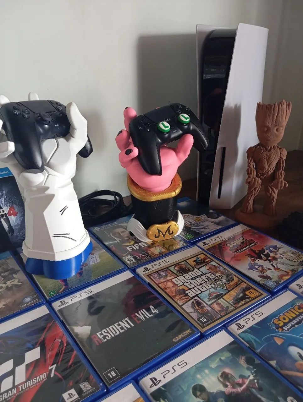 PlayStation 5 + 13 Jogos + 2 Controles Originais + Bases Geek - Completo