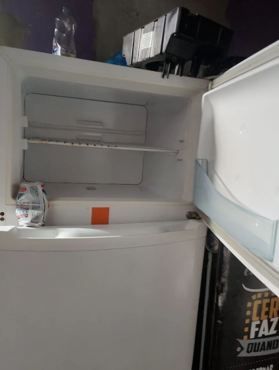 Vende se uma geladeira usada  - Foto 2