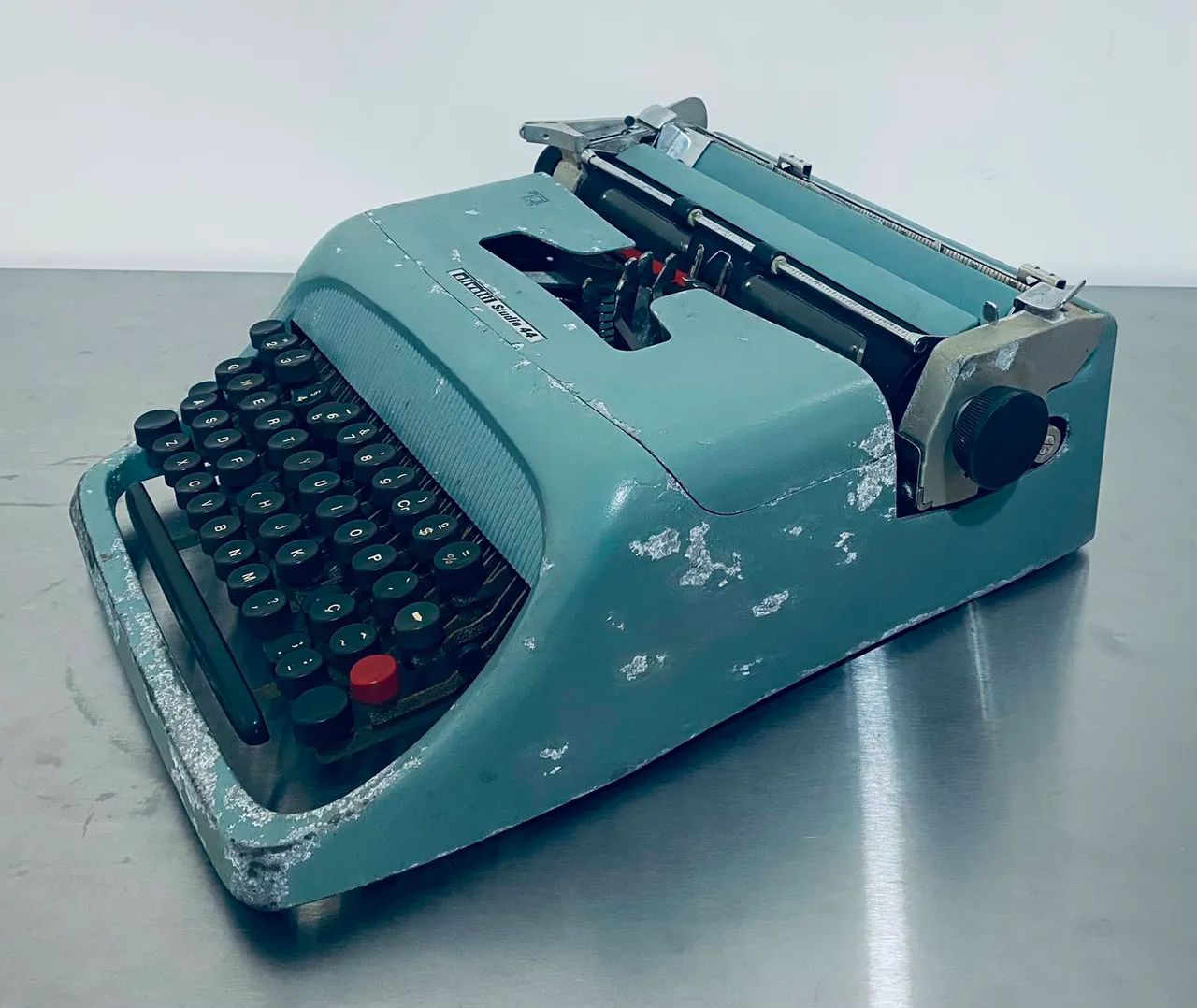 Máquina De Escrever Antiga Olivetti Studio 44 Com Capa - Foto 3