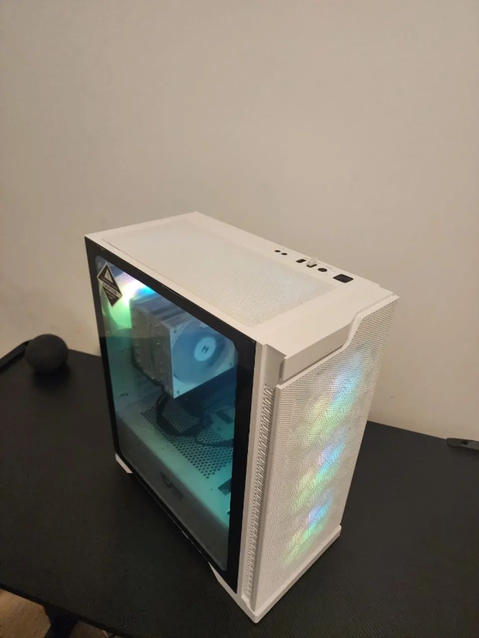 PC Gamer High-End Black & White | RTX 5060 + Ryzen 3D V-Cache (1 Mês de Uso)