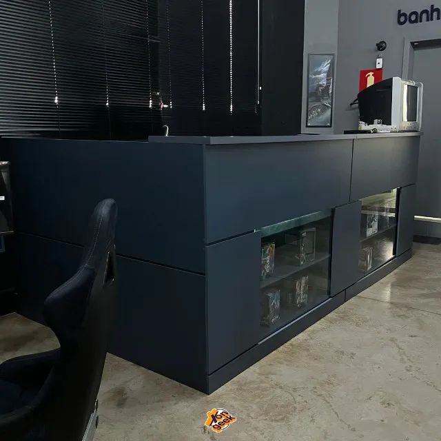 Balcão Planejado em OSB | Possui vitrines e estação de trabalho interna