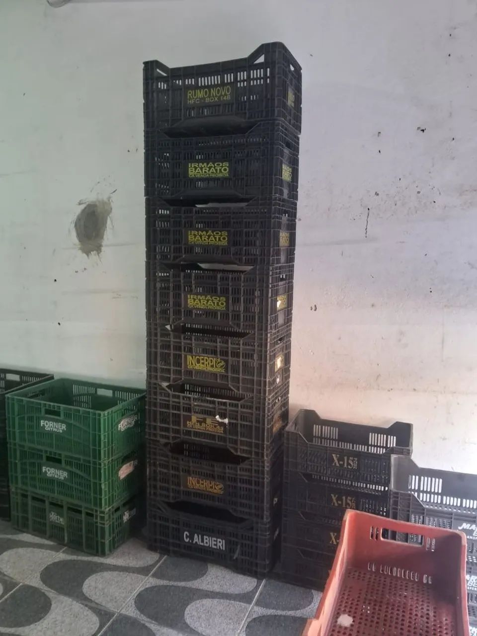 Caixas plásticas para armazenar produtos diversos 