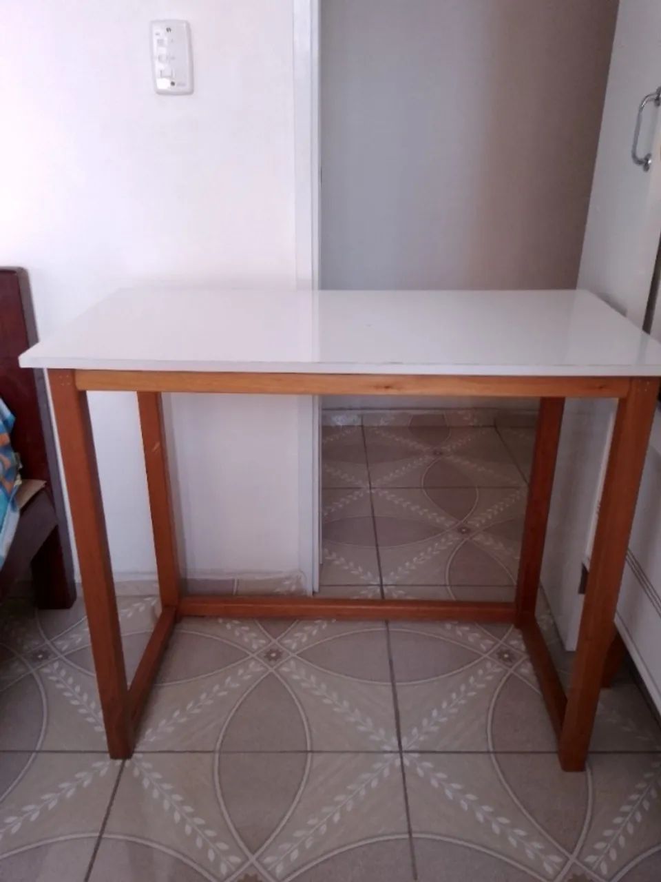 Escrivania  mesa para estudos, com pés de madeira maciça 