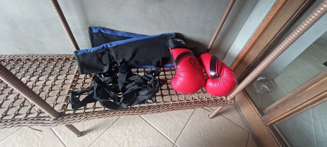 Luvas, caneleira e faixa para lutas
