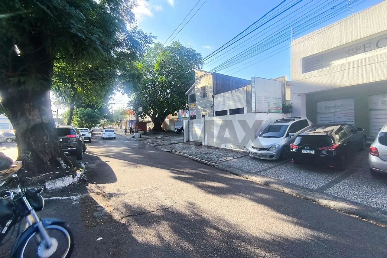 CASA COM TERRENO AMPLO NA AV. CAMILO DE HOLANDA - Foto 2