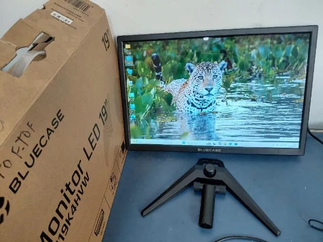 Monitor 19 Saída Hdmi e Vga Completo na Caixa Porem tem uma Linha Finíssima
