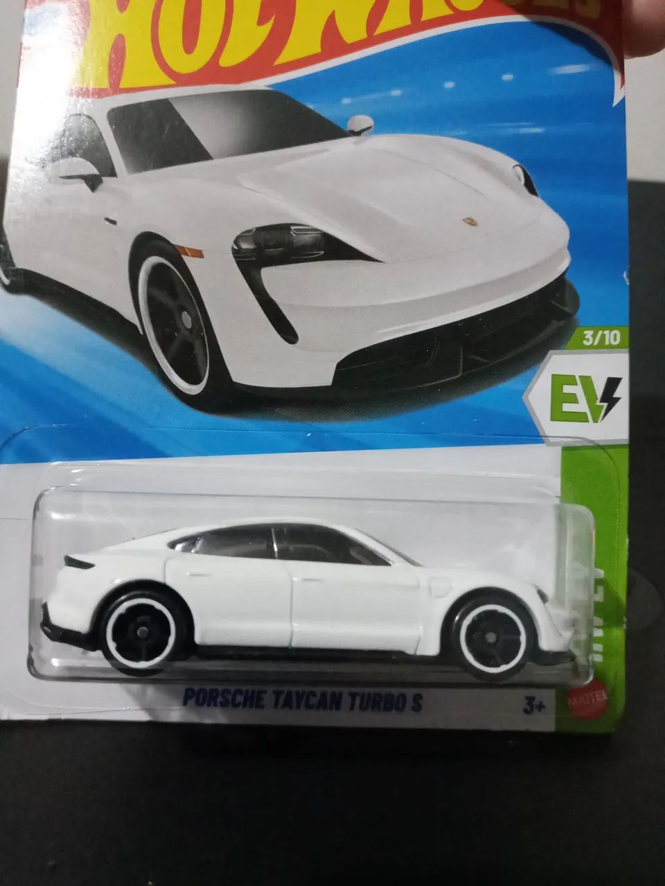 Dupla hotwheels toronado 66 e porche taycan turbo s - Foto 3