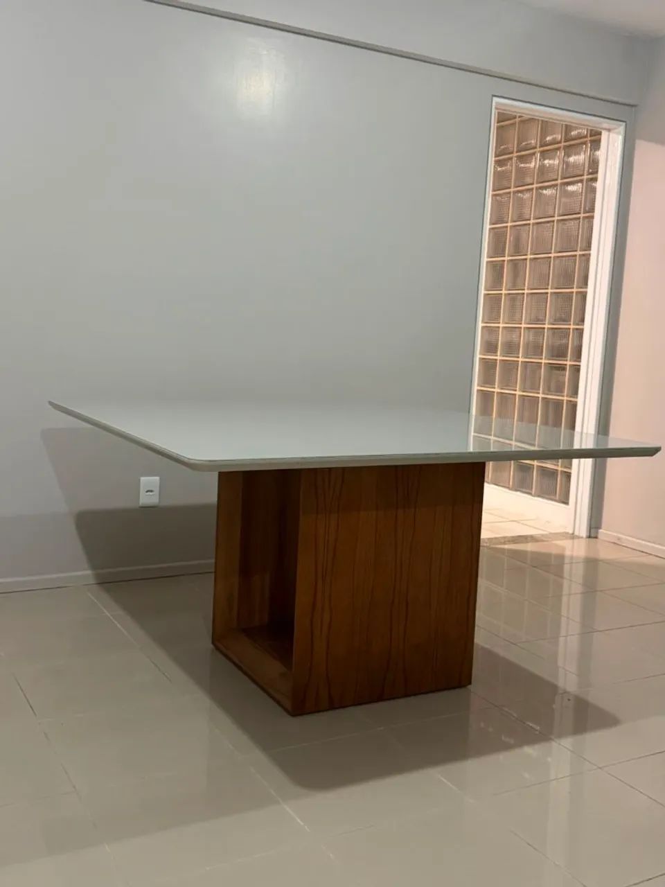 Mesa de vidro laqueada com base em madeira 1,40m x 1,40m.