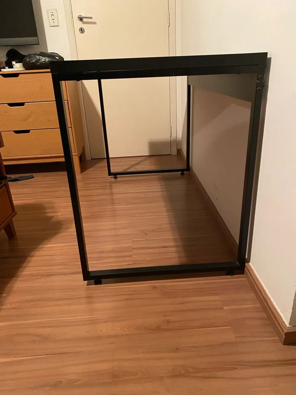 Escrivaninha preta com pés metalicos - Foto 2