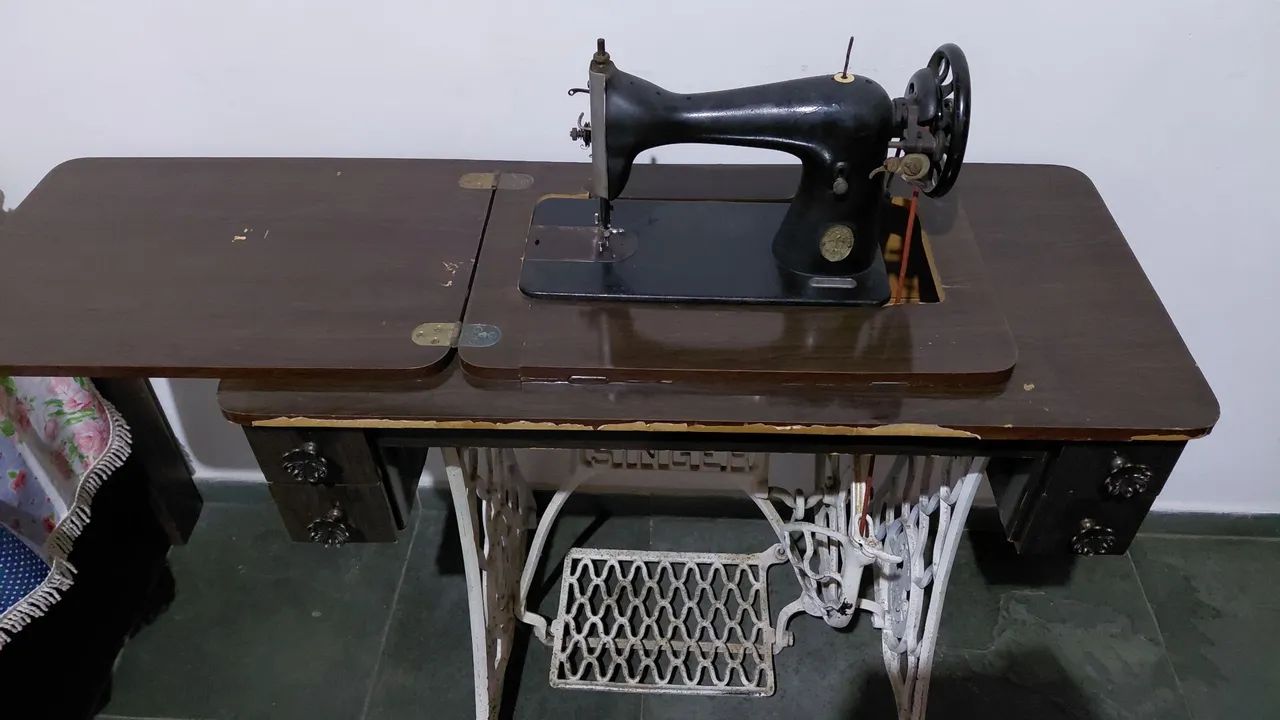 Máquina Singer antiga original com mesa e pedal - funcionanando - Foto 2
