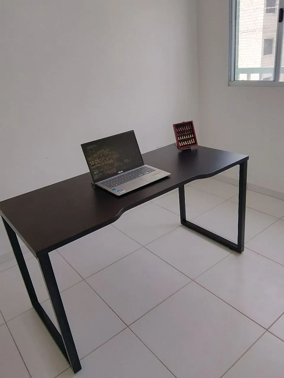 Mesa de computador com base de ferro 