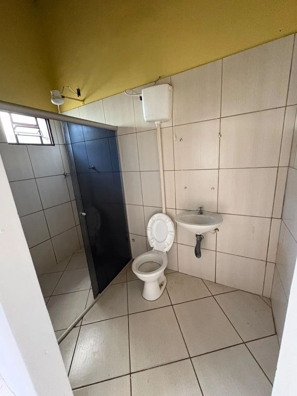 Casa de fundos - aluga-se