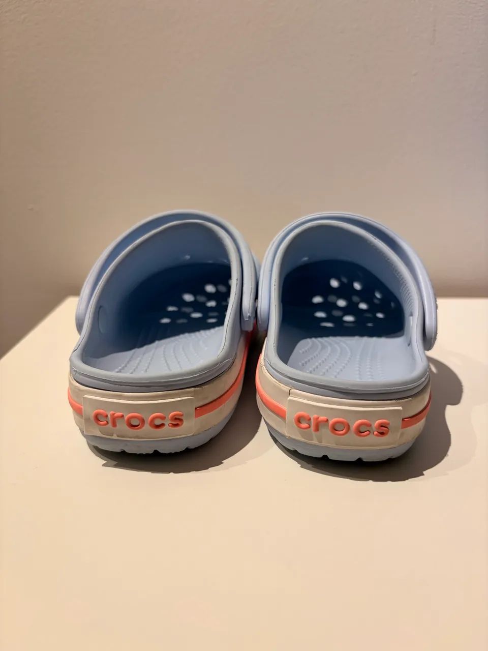 Crocs azul bebê com rosa (tamanho C9) - Foto 2