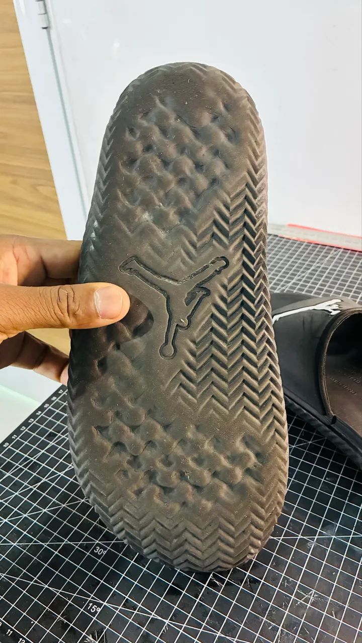 Chinelo slide jordan 43/44 - Foto 3