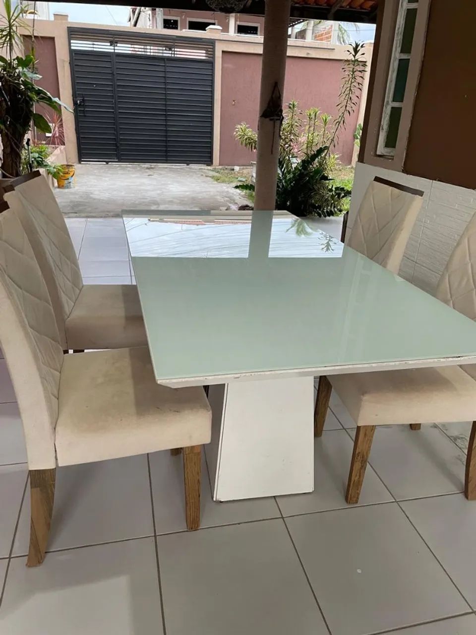 Mesa com vidro e cadeiras  - Foto 2