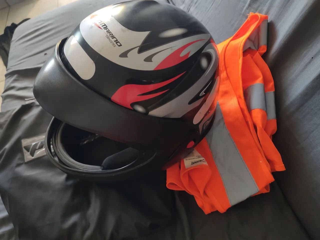 Capacete + Capa de chuva 