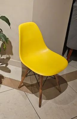 Vendo 01 cadeira eames amarela em ótimo estado. 
