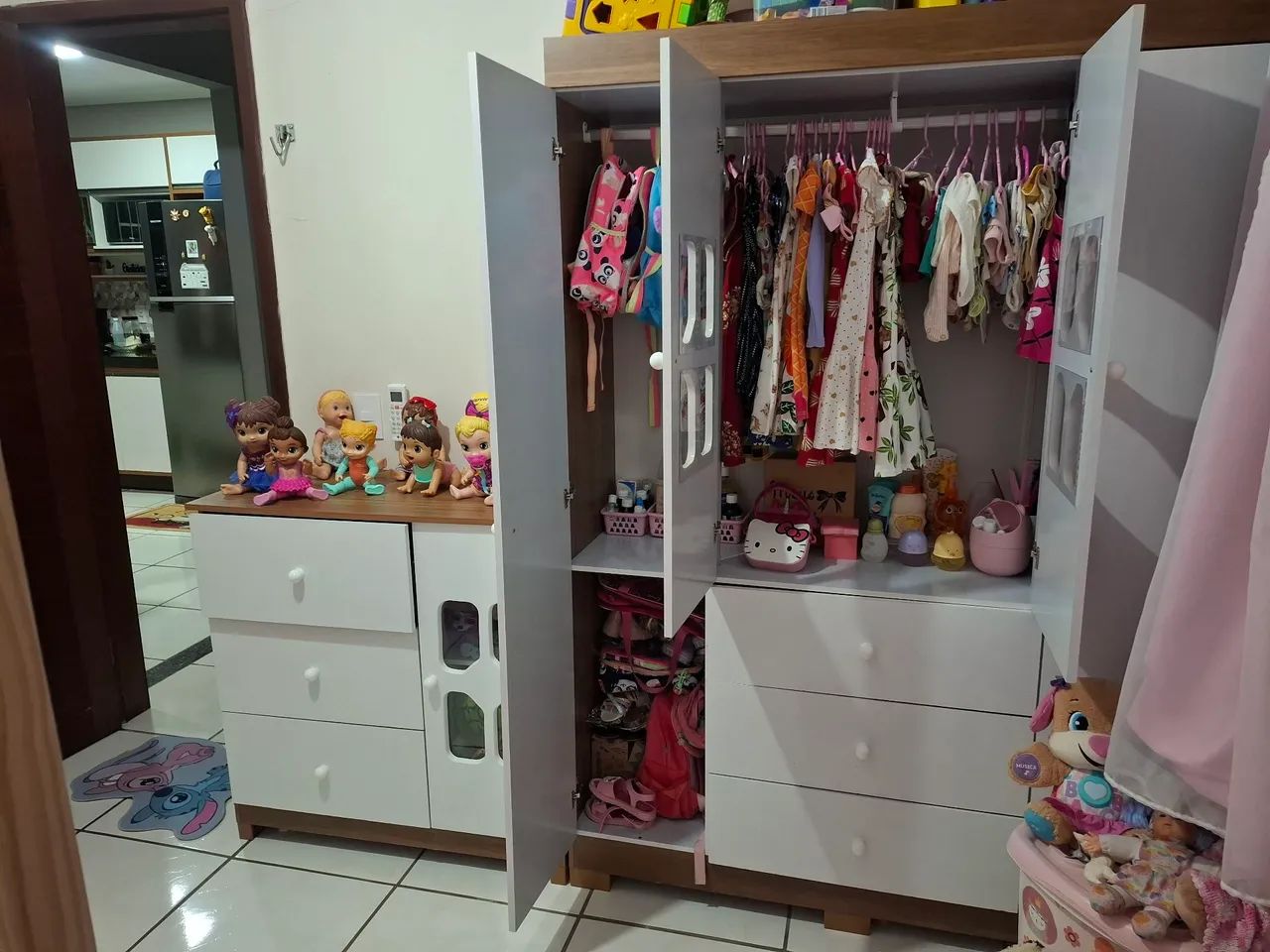 Guarda roupa e cômoda de criança. 