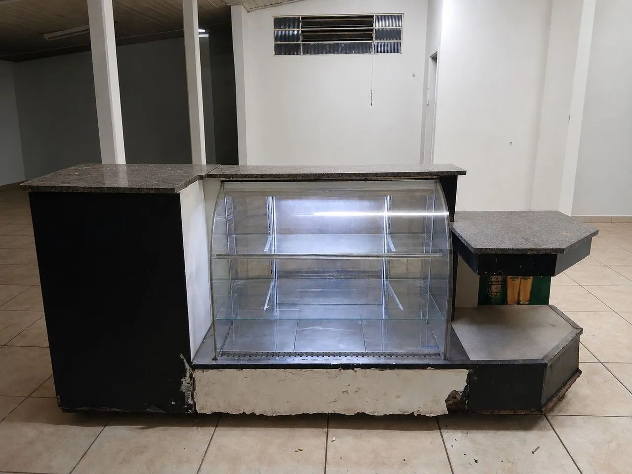 um balcão/vitrine expositora refrigerada 