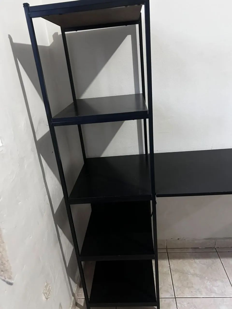 Escrivaninha Preta com 4 Prateleiras Laterais - Moderna e Funcional - Foto 3